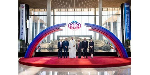 رفع علم الكويت في البنك الآسيوي احتفاءً بالعضوية الكاملة
احتفال الكويت برفع علمها في مقر البنك الآسيوي للاستثمار
الكويت ترفع علمها بمقر البنك الآسيوي في بكين
بكين تشهد رفع علم الكويت بمناسبة العضوية الكاملة للبنك الآسيوي