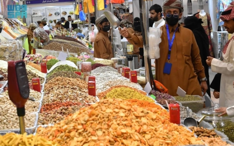 ركن البهارات والقهوة السعودية يجذب زوار مهرجان “أبها للتسوق26” بطريقة مميزة.