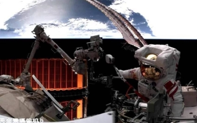 رواد الفضاء الصينيون يقومون بخروج مثير من المحطة المدارية إلى الفضاء المفتوح.