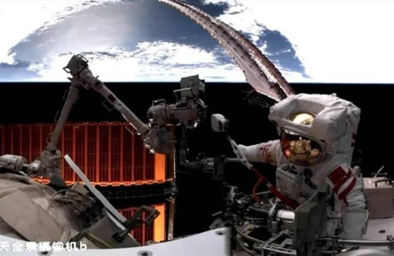 رواد الفضاء الصينيون يقومون بخروج مثير من المحطة المدارية إلى الفضاء المفتوح.