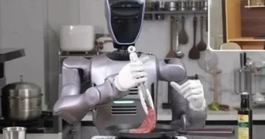 هيطبخ مكانك وانتى فى الشغل.. روبوت صينى للطهى يمكن التحكم به عن بعد "فيديو"