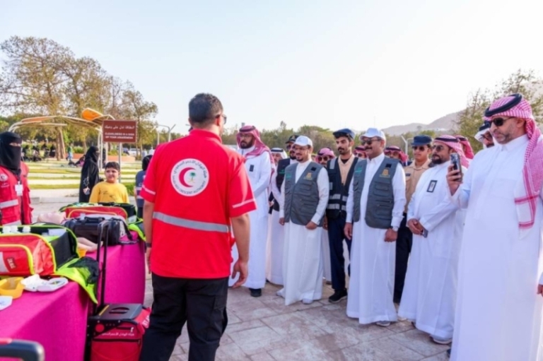 زيارة أمين الباحة لقافلة التنمية الرقمية المتنقلة بمنتزه رغدان