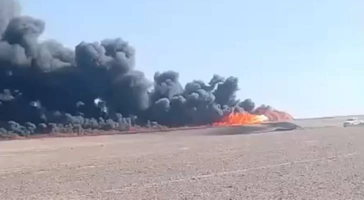 سائق يموت في حريق صهريج نفط بطريق الجفر الصحراوي
