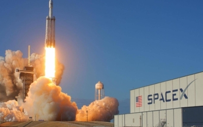 سبيس إكس تطلق 26 قمرًا اصطناعيًا جديدًا من نظام ستارلينك بنجاح إلى الفضاء