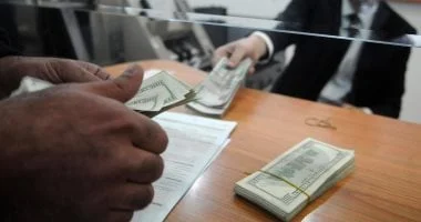 سعر الدولار يسجل ارتفاعاً في البنك الأهلي المصري بمستهل التداولات الفورية