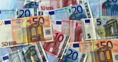 سعر اليورو يتراجع أمام الجنيه في منتصف تعاملات الأربعاء 2 يوليو 2025