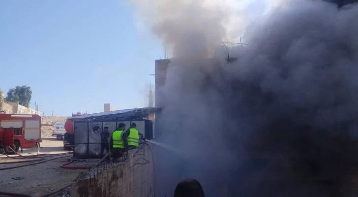 سيطرة الدفاع المدني على حريق هائل في مصنع أحذية بمطقة ماركا دون تسجيل إصابات