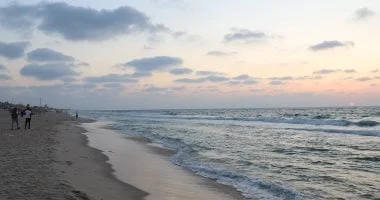 شاطئ العريش ينطق بالجمال ويُلهم العيون ويُحيي الذاكرة.. صور