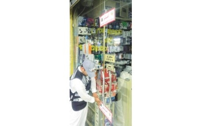 ضبط 1625 سلعة مقلّدة في محلات الهواتف من قبل التجارة