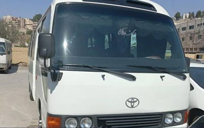 ضبط حافلة نقل عمومي ارتكب سائقها مخالفات متعددة وفق إدارة السير