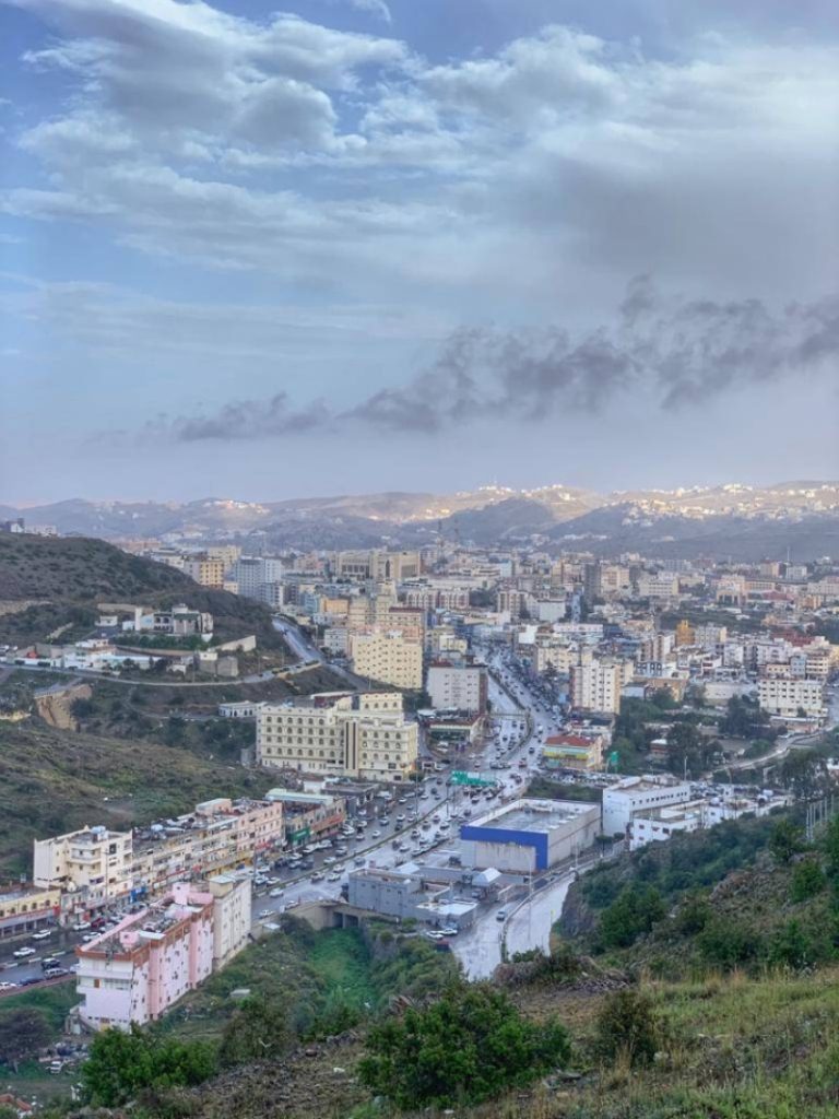 طرق الباحة تستقبل الغيوم من خلال شبكة حديثة