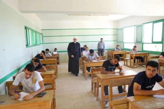 طلاب الثانوية الأزهرية يبدأون امتحان الجغرافيا اليوم