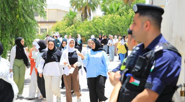 طلبة "الأدبي" يشعرون بالارتياح.. أسئلة الجغرافيا "سهلة"