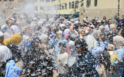 طلبة التوجيهي يحتفلون بنجاحهم في الامتحانات - موعد النتائج المرتقب