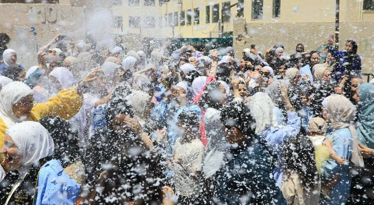 طلبة التوجيهي يحتفلون بنجاحهم في الامتحانات - موعد النتائج المرتقب