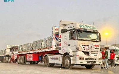عبرت 7 شاحنات سعودية رفح متجهة إلى غزة