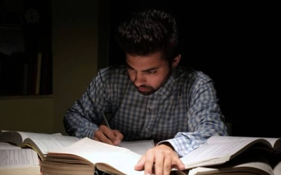 "غرف عمليات" في منازل طلبة التوجيهي استعدادًا لمحطة مصيرية