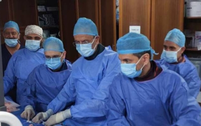 فريق طبي بمستشفى الجامعة ينقلب على التقليد بإجراء زراعة صمام رئوي لمريضة عشرينية دون جراحة قلب مفتوح