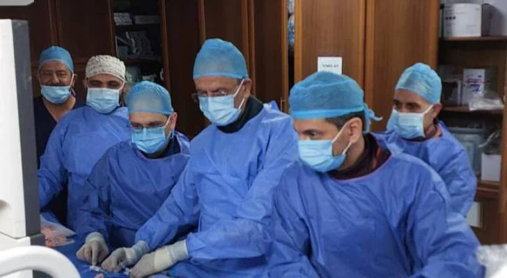 فريق طبي بمستشفى الجامعة ينقلب على التقليد بإجراء زراعة صمام رئوي لمريضة عشرينية دون جراحة قلب مفتوح