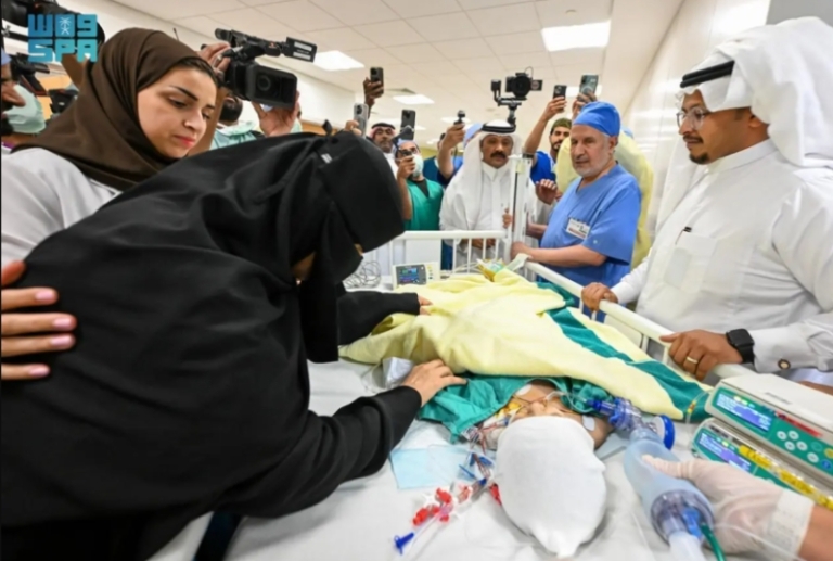 فصل التوأم “يارا ولارا” السعودي يكلل بالنجاح بعد جراحة مكثفة استمرت 12 ساعة ونصف
نجاح تاريخي في عملية فصل التوأم السعودي “يارا ولارا” بعد جراحة استغرقت 12 ساعة ونصف
التوأم السعودي “يارا ولارا” ينفصلان بنجاح بعد عملية جراحية دقيقة استغرقت 12 ساعة ونصف
عملية فصل التوأم الملتصق “يارا ولارا” تُحقق النجاح بعد 12 ساعة ونصف من الجراحة