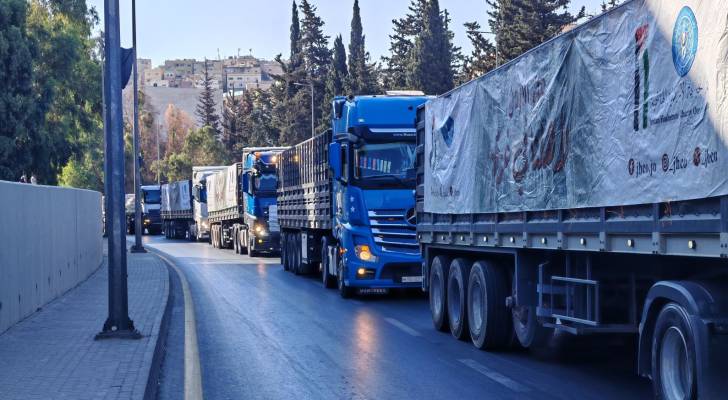 قافلة مساعدات حيوية تعبر إلى غزة الخميس