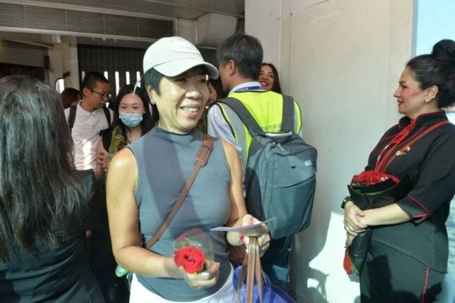 قامت احتفالات زاهرة في مطار القاهرة الدولي عند استقبال أولى رحلات طيران Air China بالورود