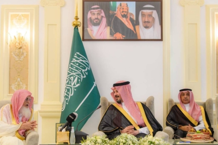 لقاء أمير المدينة مع المواطنين وشيوخ القبائل ومسؤولي الإدارات في ينبع وبدر