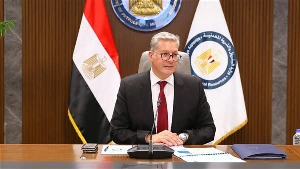 متابعة حثيثة من وزير البترول لحادث البارجة البحرية «أدمارين 12»