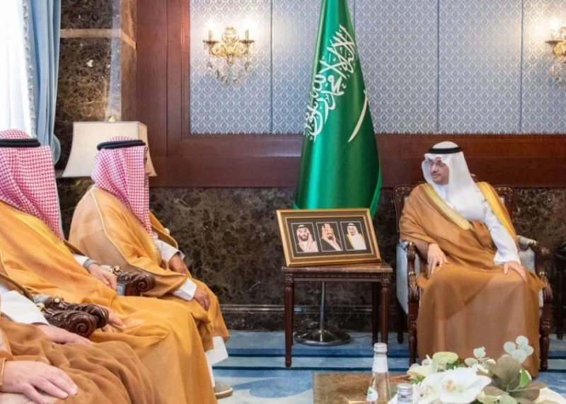 محافظ الأحساء يستعرض الخطط الاستراتيجية للخدمات البلدية والمشروعات المستقبلية المرتقبة.