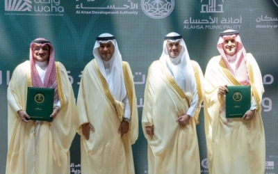 محافظ الأحساء يشهد توقيع أمانة الأحساء لعقود استثمارية ضخمة تصل قيمتها 1.5 مليار ريال.