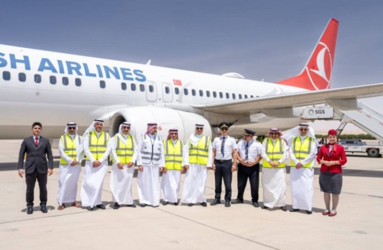 محافظ الأحساء يطلق أولى الرحلات المباشرة لمطار ريزا في تركيا