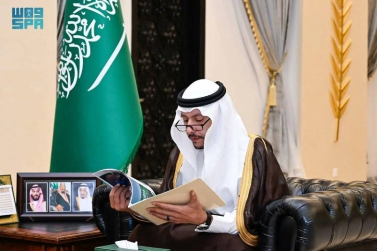 محافظ الطائف يجتمع برئيس غرفة المحافظة لمناقشة تقرير الفرص الاستثمارية المتاحة.