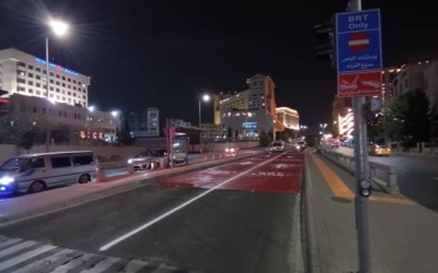 مداخل الباص سريع التردد تُبرز ألوانًا تعريفية وإشارات أرضية وشواخص مرورية