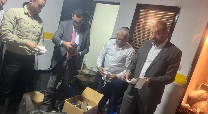مداهمة شقة سكنية لتصنيع مستحضرات تجميل غير قانونية من قبل الغذاء والدواء