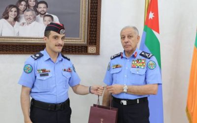 مدير الأمن العام يمنح الملازم نور الدين الحباشنة تقديراً ملكياً لإنجازه الدولي