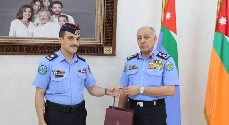 مدير الأمن العام يمنح الملازم نور الدين الحباشنة تقديراً ملكياً لإنجازه الدولي