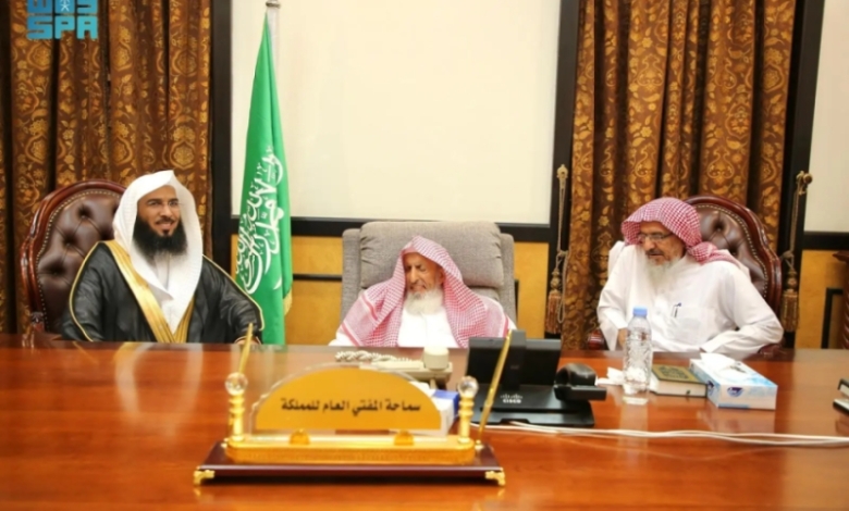 مفتي عام المملكة يرحب برئيس جمعية النور لتحفيظ القرآن الكريم في الباحة