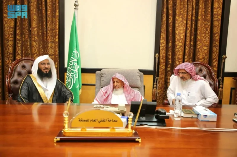 مفتي عام المملكة يرحب برئيس جمعية النور لتحفيظ القرآن الكريم في الباحة