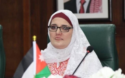 منى طه تتربع على قمة "الشامل" للفنون التطبيقية في سن الـ58