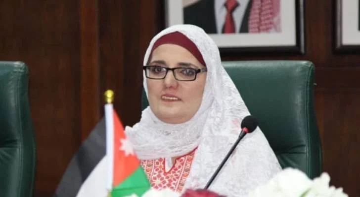 منى طه تتربع على قمة "الشامل" للفنون التطبيقية في سن الـ58