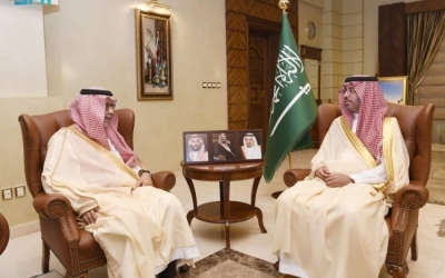 مُحافظ جدة يستعرض إنجازات الغطاء النباتي في المنطقة