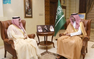 مُحافظ جدَّة يستعرض جهود الإعلام في المنطقة