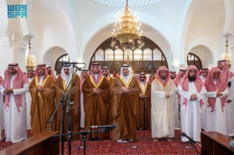 نائب أمير الرياض يشارك في صلاة الجنازة على عبدالرحمن الشثري