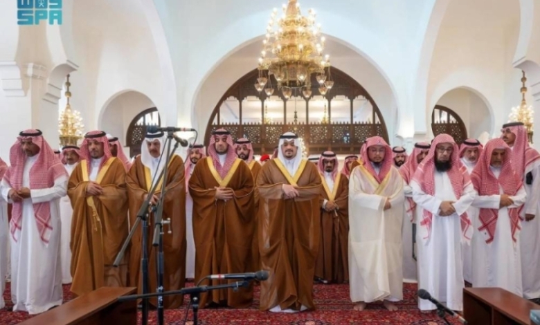 نائب أمير الرياض يشارك في صلاة الجنازة على عبدالرحمن الشثري