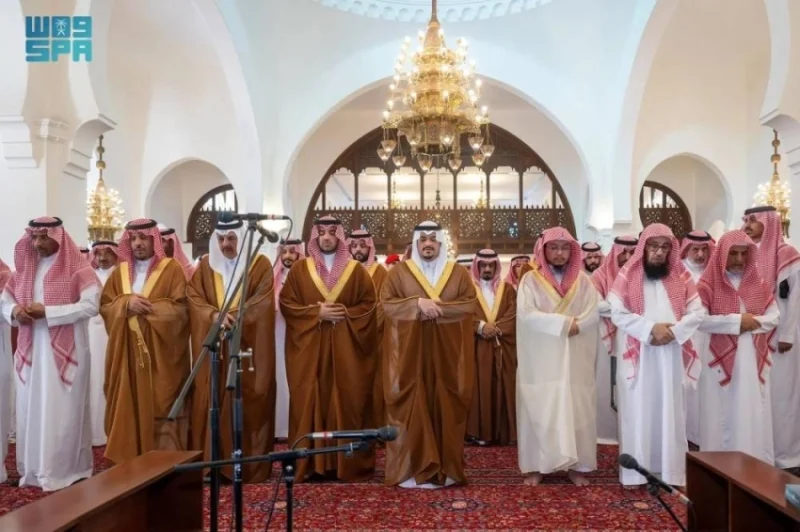 نائب أمير الرياض يشارك في صلاة الجنازة على عبدالرحمن الشثري