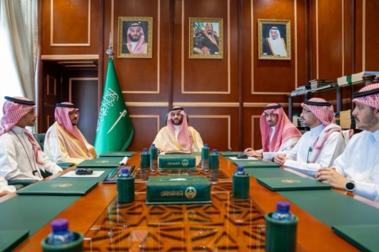 نائب أمير حائل يستعرض خطط ومبادرات هيئة تطوير المنطقة خلال اجتماع مهم.