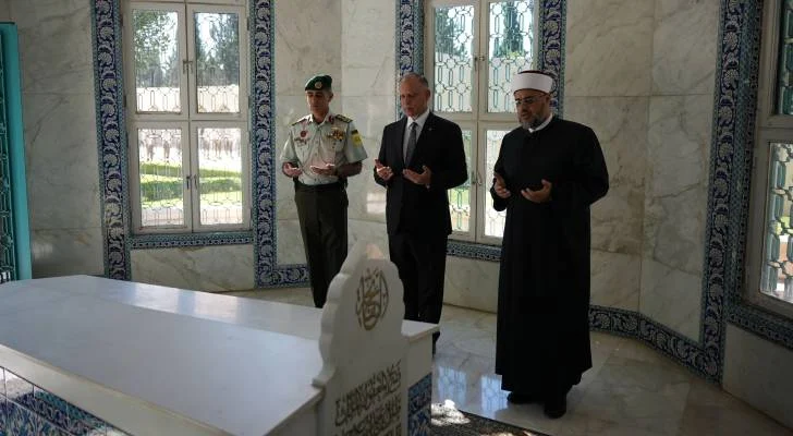 نائب الملك يقوم بزيارة ضريح الملك طلال بن عبدالله
