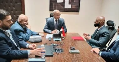 نائب وزير الإسكان يستعرض تصنيع المهمات الكهروميكانيكية مع تحالف عالمي