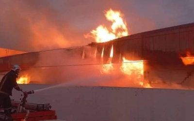 نجاح الدفاع المدني في إخماد حريق ضخم بمصنع خشب بالرصيفة