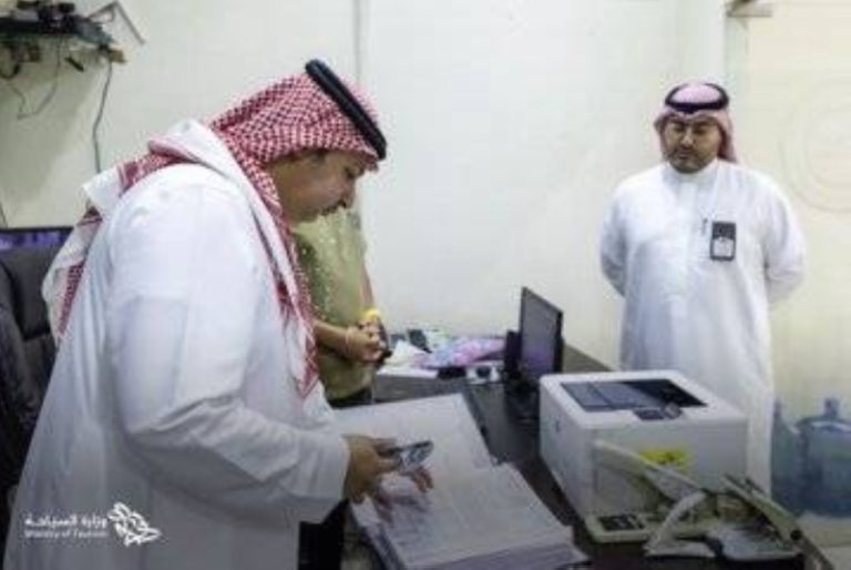 وزارة السياحة تلقي القبض على 10 مكاتب سفر وسياحة مخالفة في الرياض.